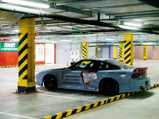 Брендирование спортивного автомобиля