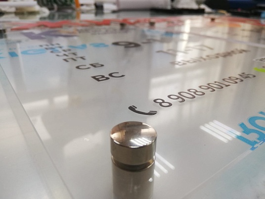 Табличка из оргстекла на дистанционных держателях