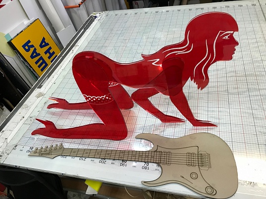 Подставка для электрогитары из акрила.