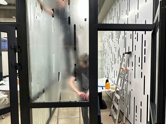 Брендирование офисных перегородок