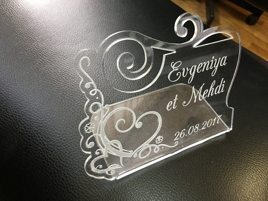 Изготовление настольных табличек из акрилового стекла