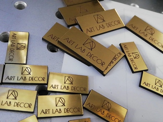 Шильдики из пластика - шлифованное золото 